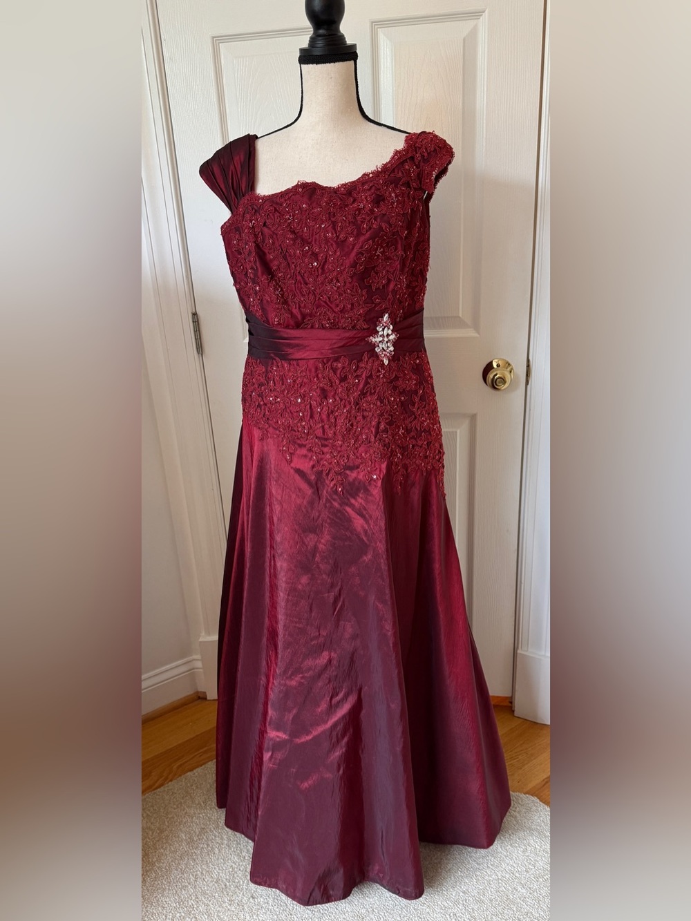 Jade Couture Formal Dress Gown 14 Red Lace Metallic Cocktail Rhinestone Prom EUC